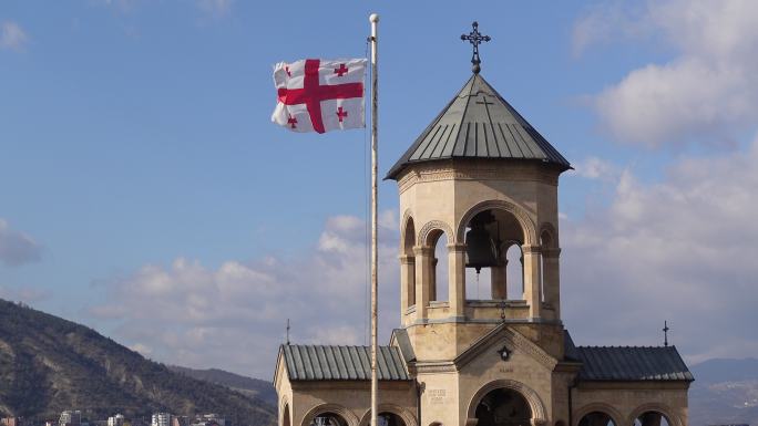 格鲁吉亚国家第比利斯萨米巴大教堂圣三一大教堂飘扬的格鲁吉亚国旗