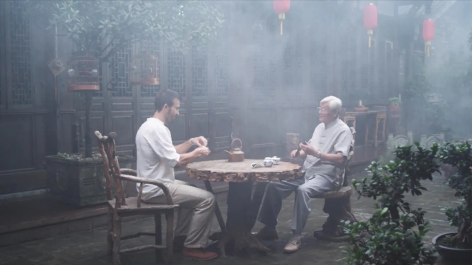 老外与老人喝盖碗茶品茶视频素材