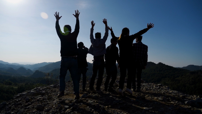 一群少年山顶欢呼跳跃张开双手拥抱未来登山