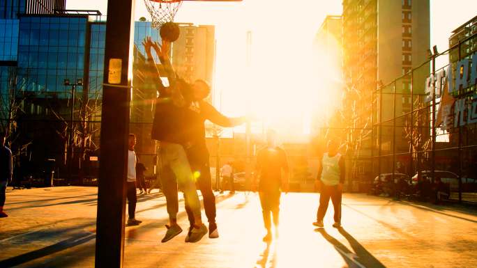 篮球运动，进球，阳光少年夕阳下