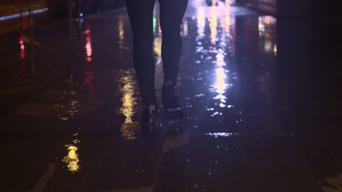 SLO MO TS双腿在雨夜在城市中奔跑