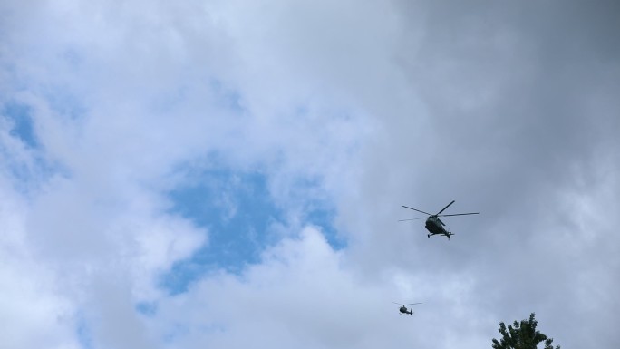 军用直升机在空中巡逻