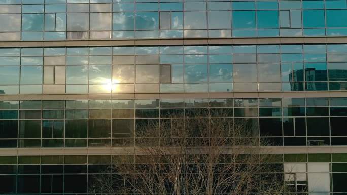 航拍大厦一块块玻璃窗 反射天空云朵