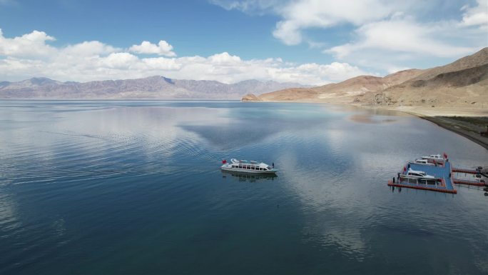 航拍西藏班公湖湖面游船大景环绕画面