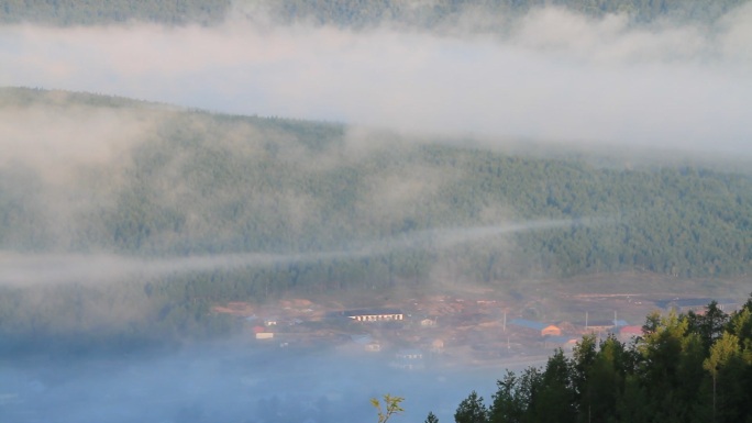 山坳里晨雾中的山场人家