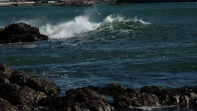 蓝色的海面大海海浪浪花被风吹散的浪花