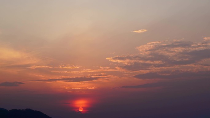 山上日出阳光云朵延时山峰风景早上太阳升起