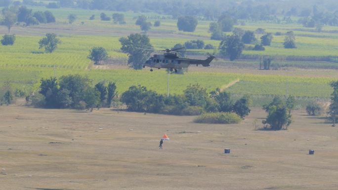 军用直升机在空中飞行。