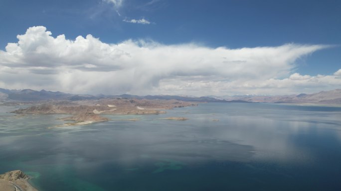 4k航拍西藏班公湖高空横摇画面
