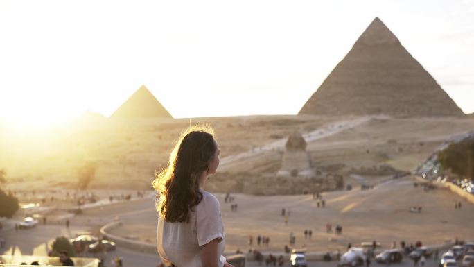 站在吉萨金字塔背景的露台上的女人