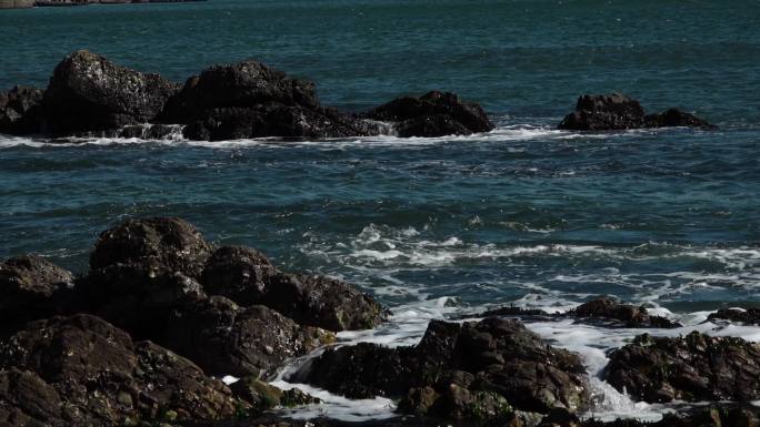 蓝色的海面大海海浪浪花被风吹散的浪花