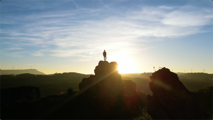 登山素材大气商务男士站在山顶眺望日出曙光