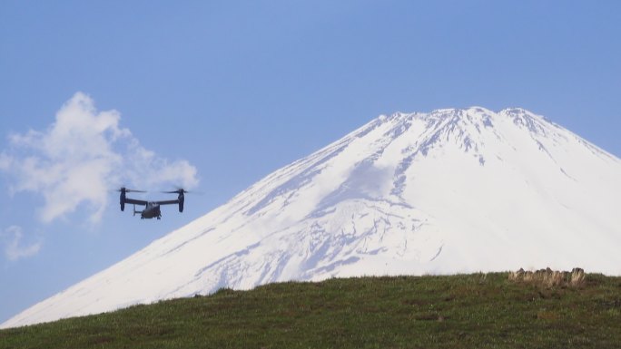 贝尔波音CV-22B鱼鹰倾翻式军用飞机在富士山前飞行