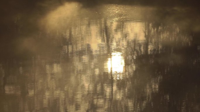 河面雾气下太阳的倒影