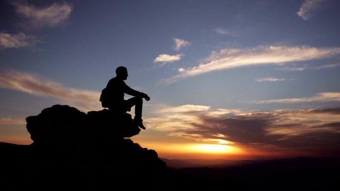 到达顶峰思考冥想晚霞日落攀登山顶剪影