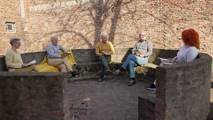 退休成年人在外面享受读书俱乐部