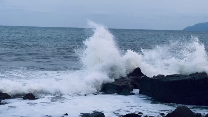 海浪拍打岩石升格慢动作