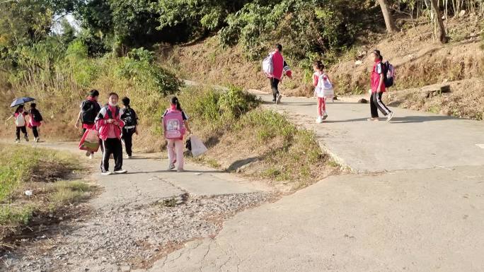 快乐的童年红领巾小孩子放学背书包走路回家