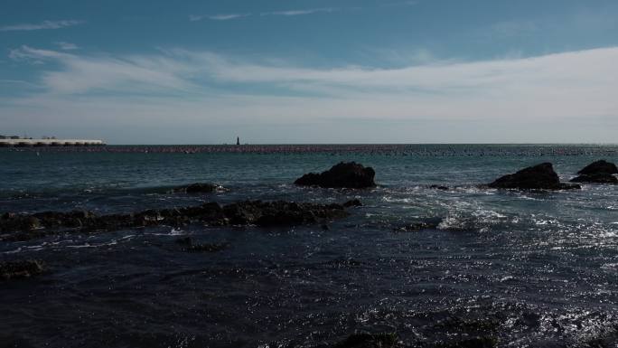 蓝色的海面大海海浪浪花被风吹散的浪花