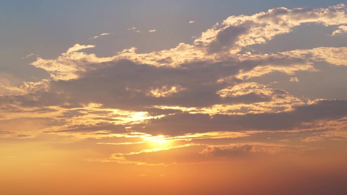 日出天空阳光穿透云朵延时早晨太阳丁达尔光