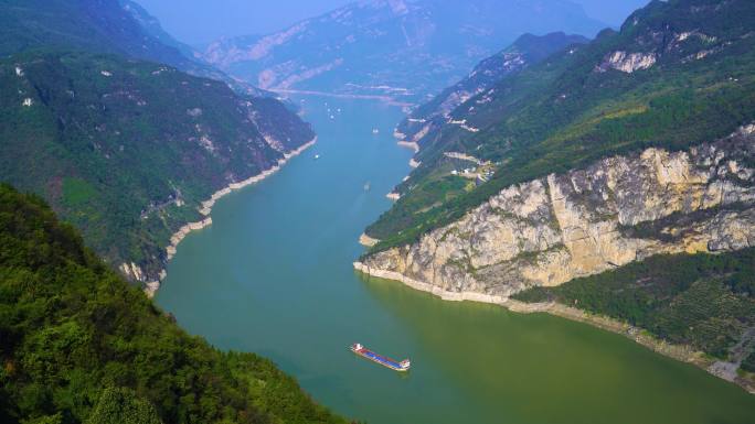 船舶穿梭在三峡库区西陵峡江段