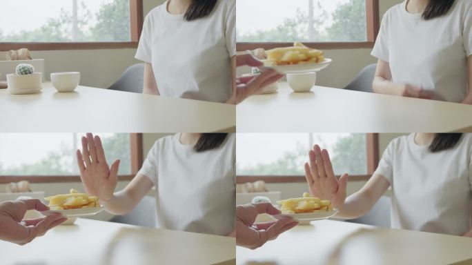 保健妇女用一只手推薯条。拒绝吃面粉和糖。饮食观念