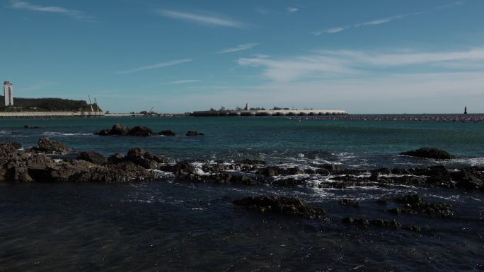 蓝色的海面大海海浪浪花被风吹散的浪花