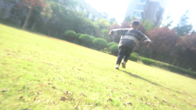 小朋友草坪上奔跑，跑向未来，升格拍摄跑步