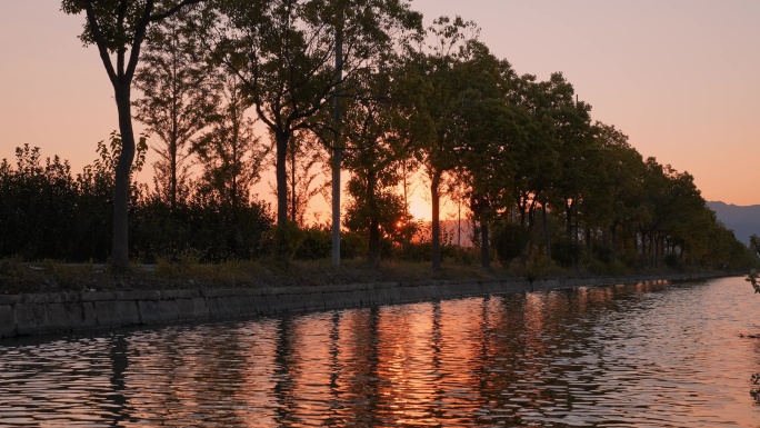 夕阳下安静的河面