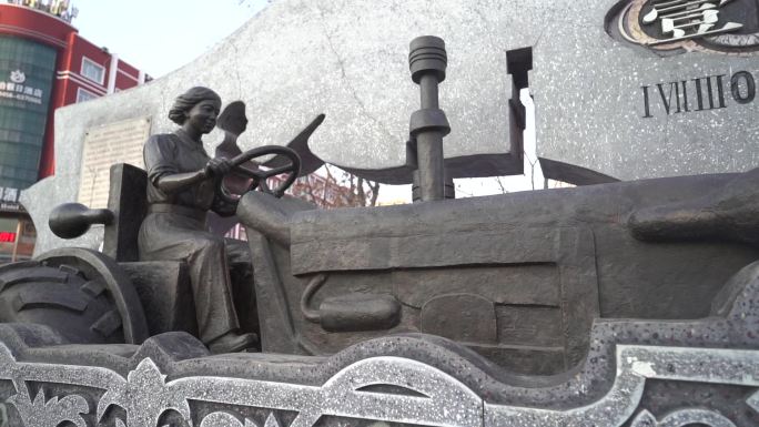 新中国第一位女拖拉机手  雕像