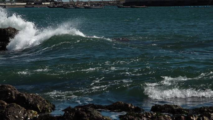 蓝色的海面大海海浪浪花被风吹散的浪花