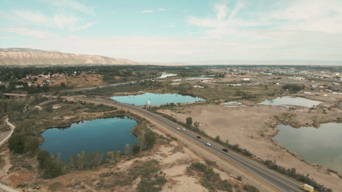 公共湖泊和砂砾坑重型设备和建筑工地工业4K无人机区域视频