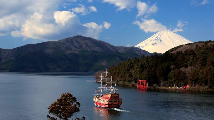 日本箱根国家公园富士山和阿什湖。