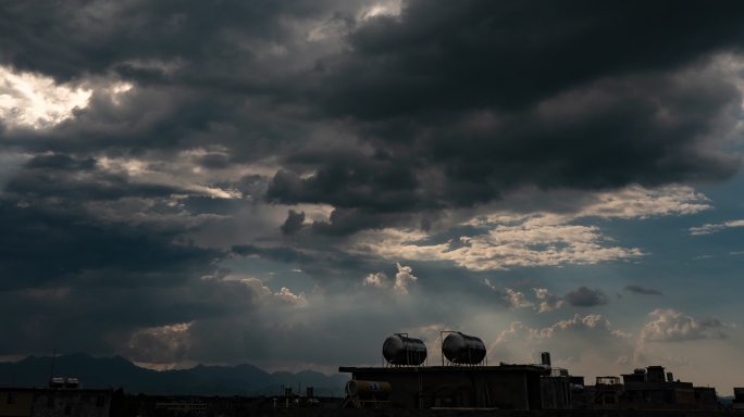 雨季天气变幻 楼顶上的天空