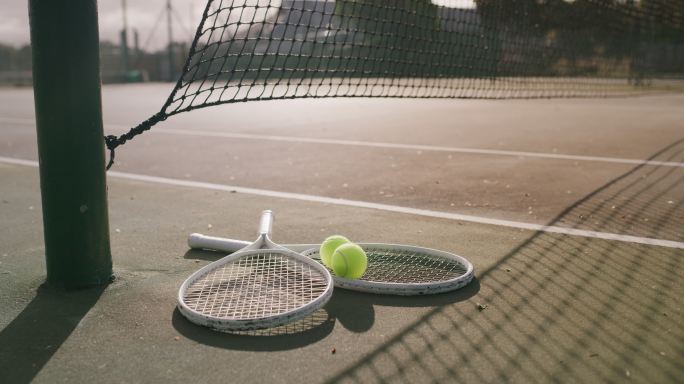 室外空旷的网球场上球拍和球的4k视频片段