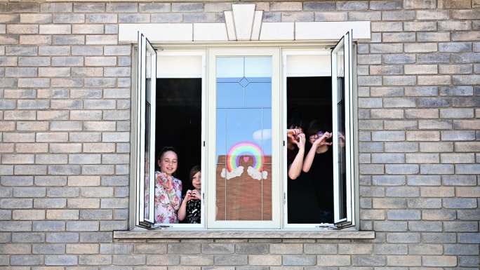 家里的窗户全家福和彩虹符号