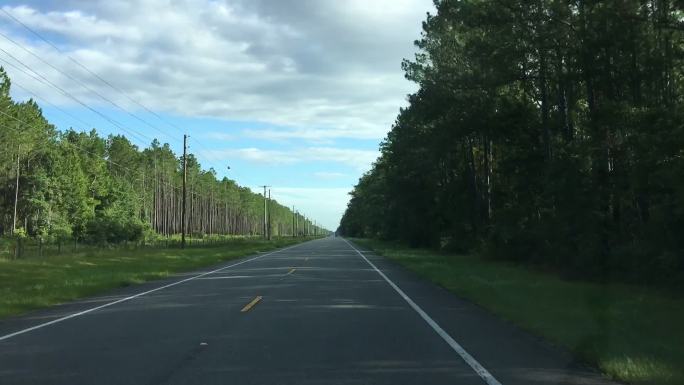 在佛罗里达州Keystone的乡村公路上，随着云层在天空中形成，夏季的过度消逝