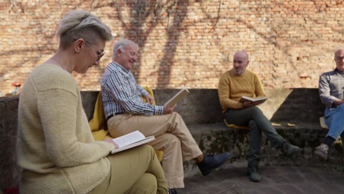 退休成年人在外面享受读书俱乐部