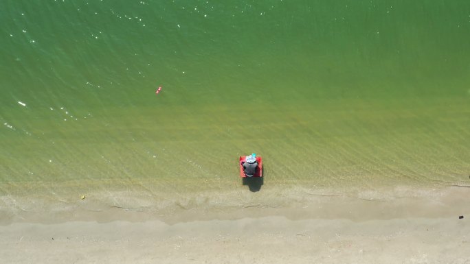 从空中俯瞰湖景，渔夫在等待捕鱼