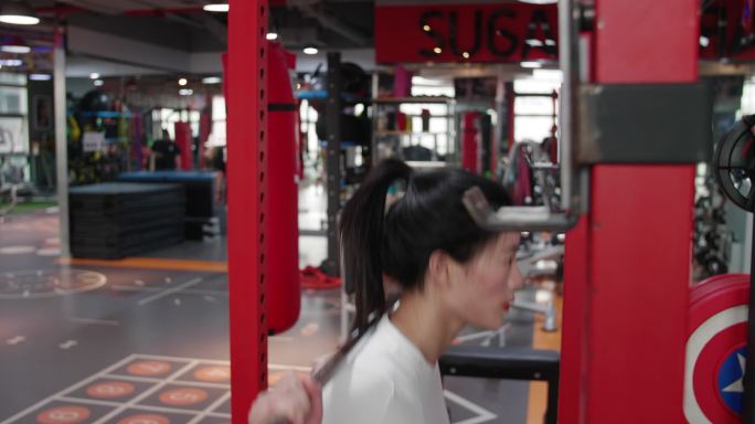 美女健身房撸铁蹲举杠铃练力量肌肉