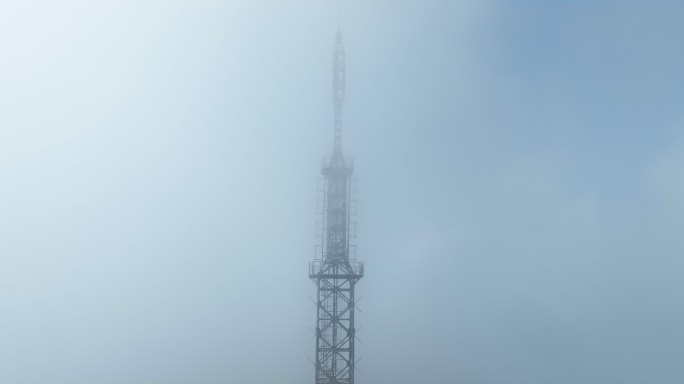 山顶的移动联通电信信号塔航拍