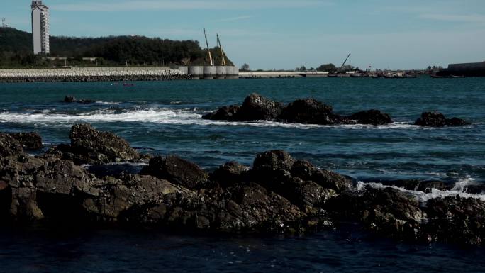 蓝色的海面大海海浪浪花被风吹散的浪花