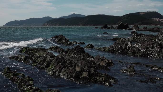 蓝色的海面大海海浪浪花被风吹散的浪花