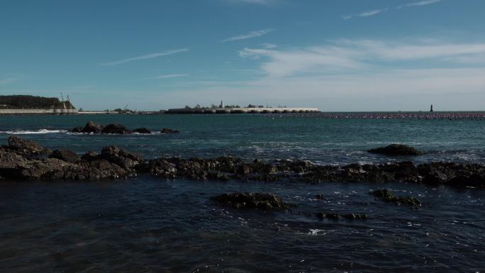 蓝色的海面大海海浪浪花被风吹散的浪花