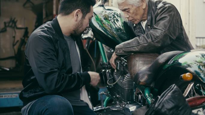 父子讨论摩托车复古机车雅马哈川崎
