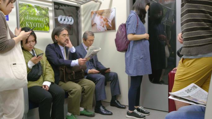 拥挤的日本地铁列车