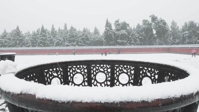 【原创】大雪中的天坛公园圜丘的祭祀铜炉