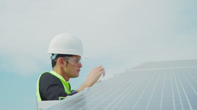 技术工人安装并维护安装的太阳能光伏板。