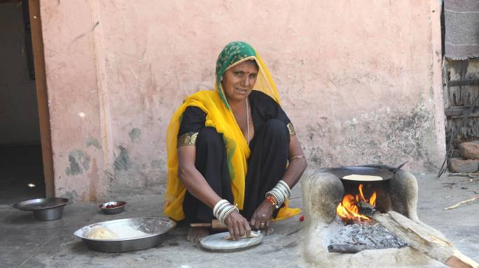 印度农村妇女擀面团