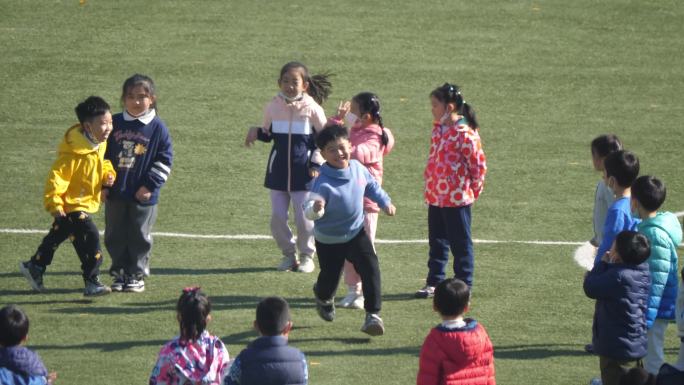 小学生体育课做游戏跳绳跑步操场北京小学校